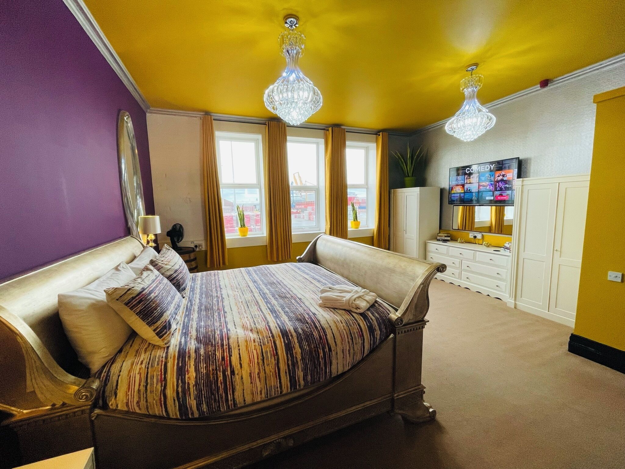 Apartment, 1 King Bed, Kitchen | Blackout drapes, iron/ironing board, free WiFi