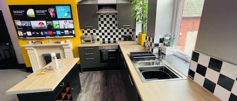 Apartment, 1 King Bed, Kitchen | Private kitchen | Full-size fridge, microwave, oven, stovetop