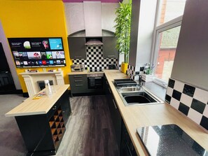 Apartment, 1 King Bed, Kitchen | Private kitchen | Full-size fridge, microwave, oven, stovetop - PHOENIX Apartments (Goole)