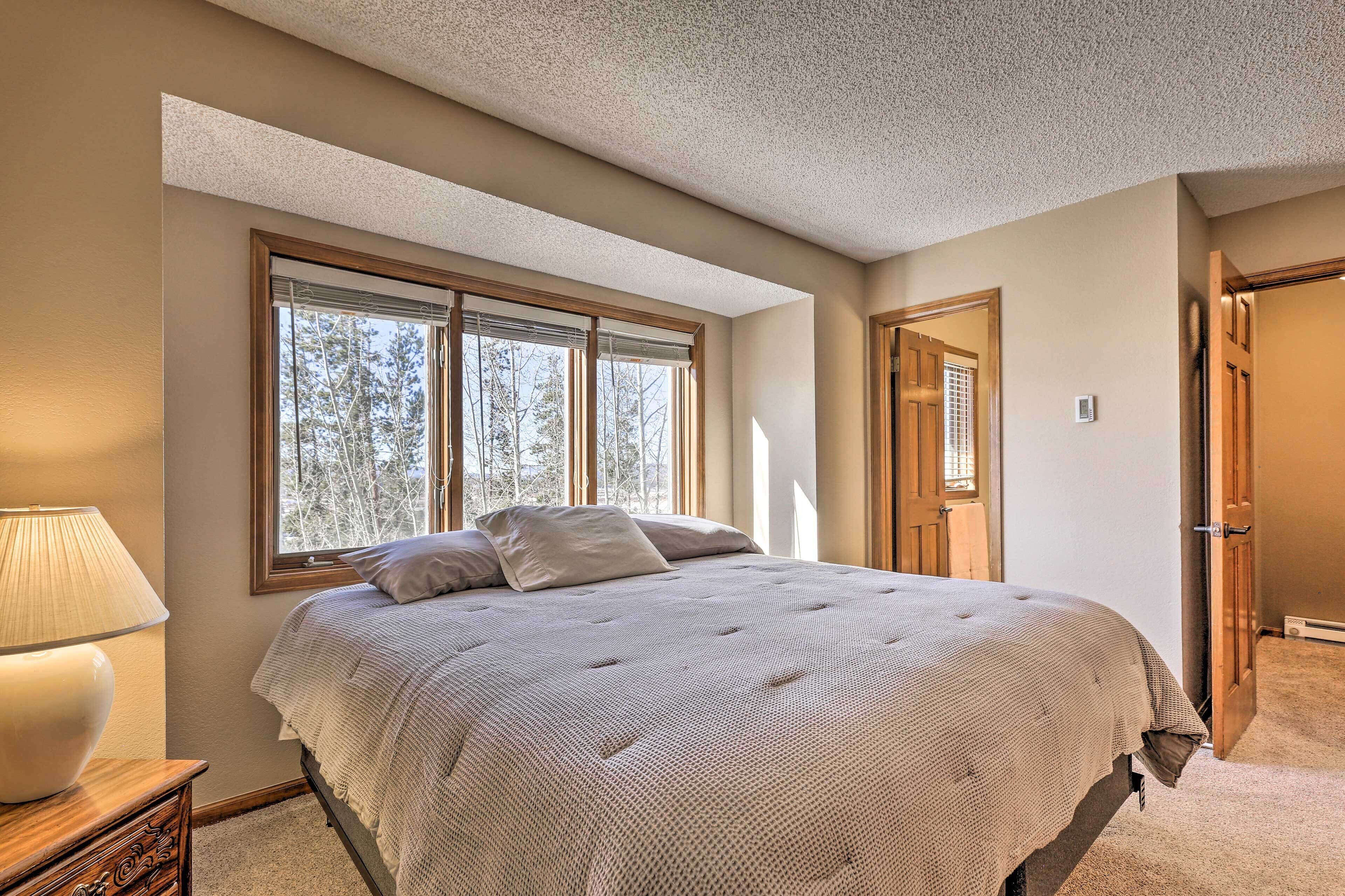 4 bedrooms, in-room safe, desk, iron/ironing board