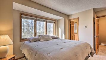 4 bedrooms, in-room safe, desk, iron/ironing board