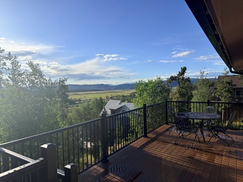 Epic Sunset Deck, Panoramic Mountain View’s. Ski, Hike, Bike, & Fish Winter Park