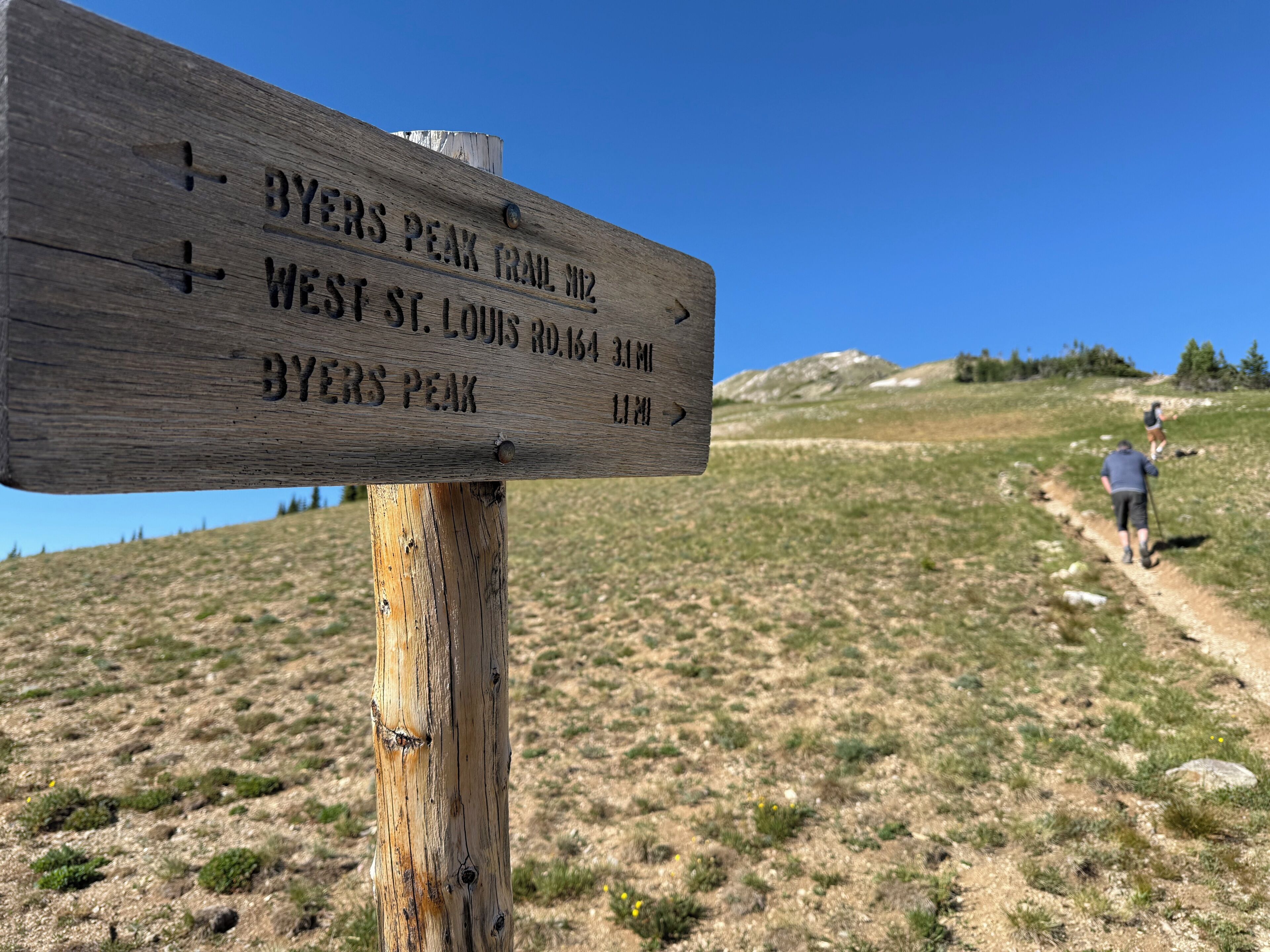 Placa de madeira com indicações para Byers Peak Trail, West St. Louis Road e Byers Peak.