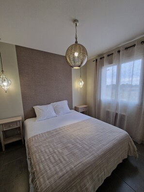 4 bedrooms, iron/ironing board, WiFi, bed sheets