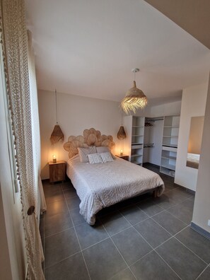 4 habitaciones, tabla de planchar con plancha, wifi y ropa de cama 