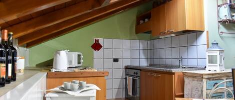 電子レンジ、コンロ、コーヒー / ティーメーカー、調理器具と食器