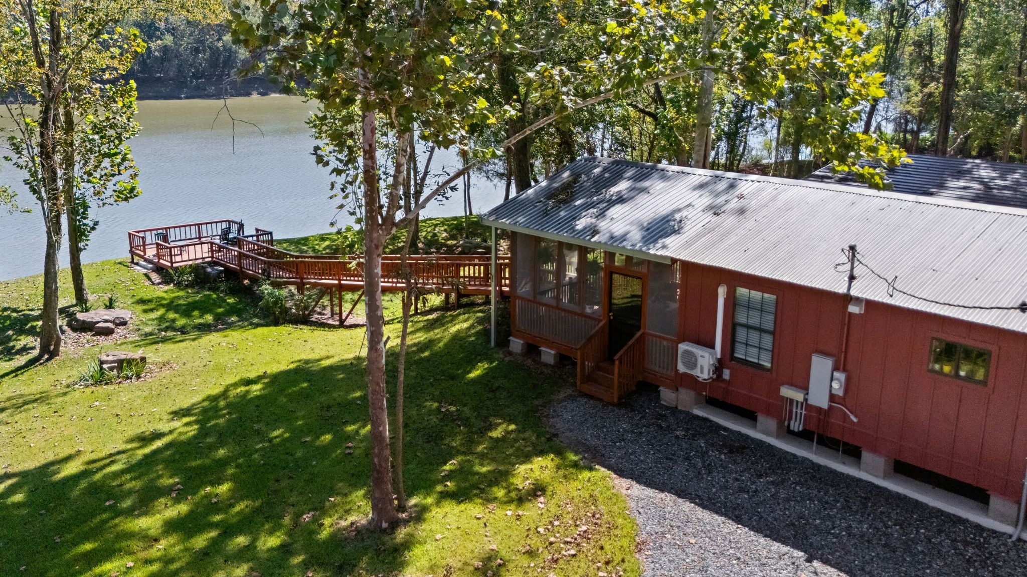 Un chalet au bord du lac, doté d’une terrasse et d’un porche abrité.