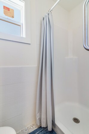 Hårtørrer, bidet, håndklæder, Toiletpapir