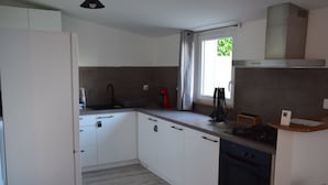 Coffee/tea maker, fridge, microwave, oven - 2-bedroom house in the heart of the Marais Poitevin! 25 minutes from La Rochelle (Taugon)