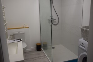 Shower, hair dryer, soap, toilet paper - 2-bedroom house in the heart of the Marais Poitevin! 25 minutes from La Rochelle (Taugon)