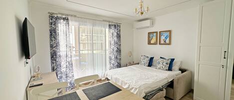 Een strijkplank/strijkijzer, wifi, beddengoed