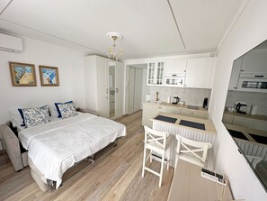 Iron/ironing board, WiFi, bed sheets