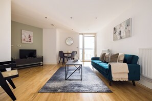 Apartment | Living area | 37-inch TV with cable channels, Netflix, streaming services - Modern 1 bed flat in Greenwich (London)