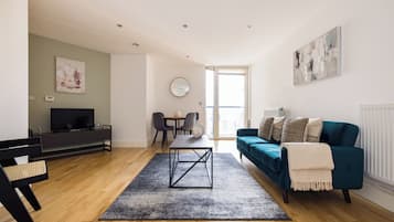 Leilighet | Oppholdsområde | En 37-tommers TV med kabel-kanaler samt Netflix og strømmetjenester