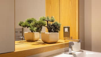 Apartment | Bathroom | Free toiletries, hair dryer, towels, soap