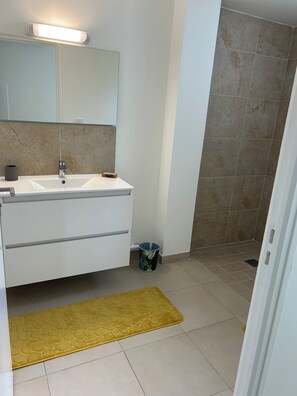 Haartrockner, Handtücher, Seife, Toilettenpapier