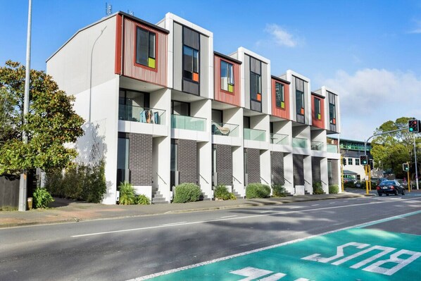 Exterior - Cosy Studio in Central Avondale | Netflix Wi-Fi (Auckland West)