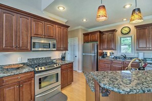 冷蔵庫、電子レンジ、オーブン、コンロ