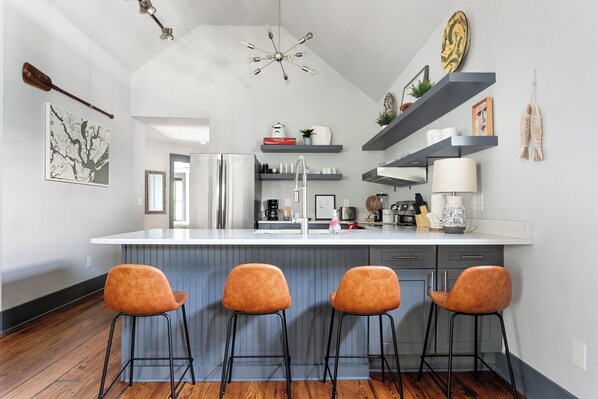 冷蔵庫、電子レンジ、オーブン、コンロ