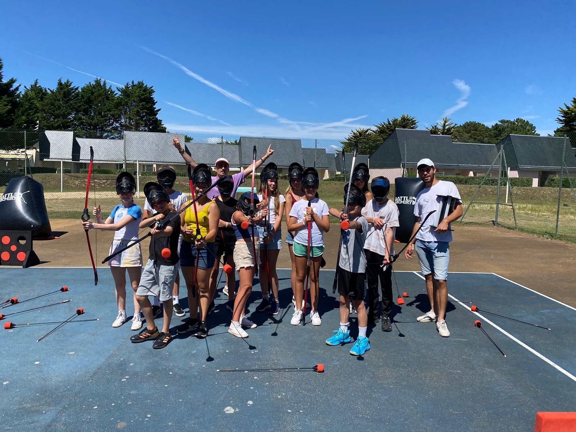 Un grupo de personas en una cancha deportiva con vallas y objetivos.
