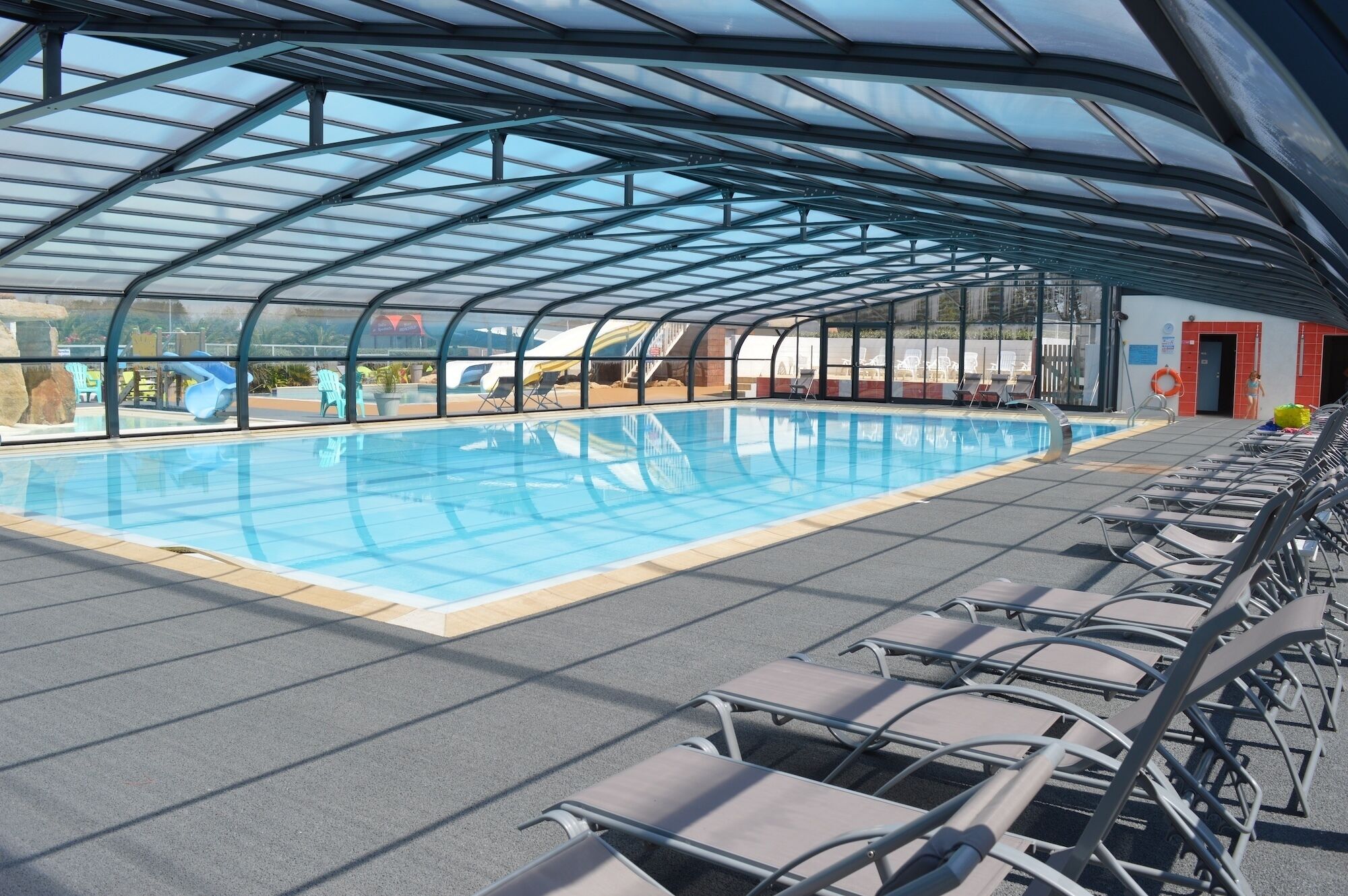 Piscine intérieure et extérieure