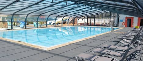 Piscine intérieure et extérieure