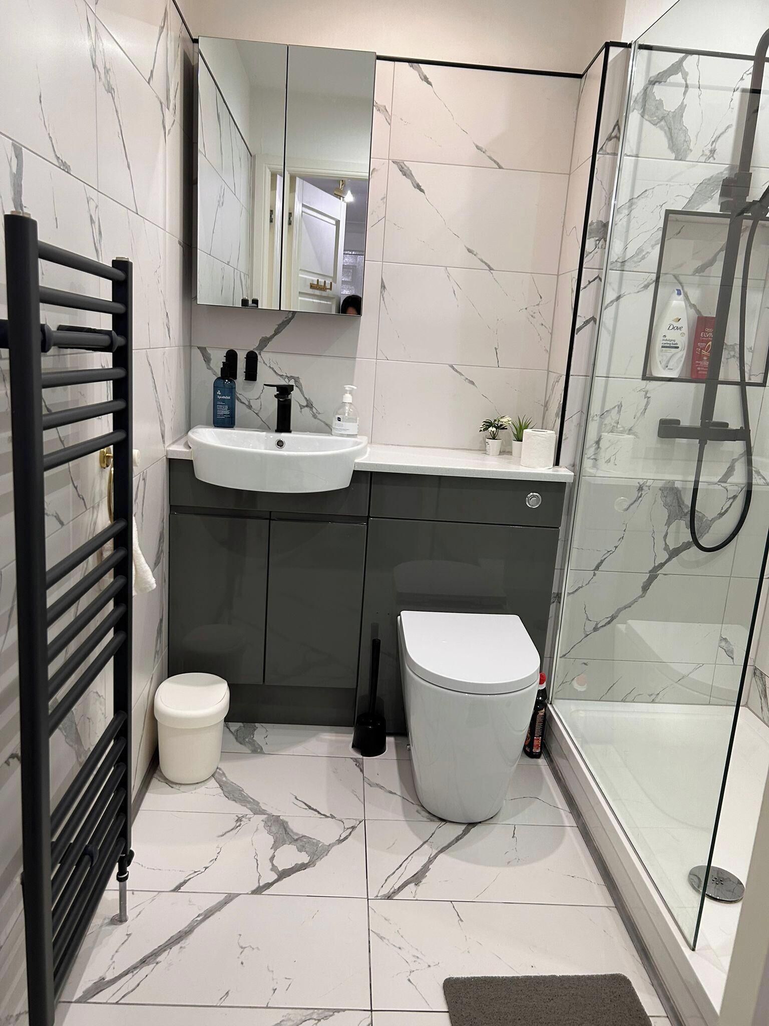 Apartment | Bathroom | Shower, free toiletries, hair dryer, towels