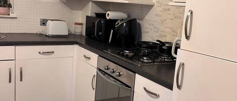 아파트 | 전용 주방 | 냉장고, 전자레인지, 오븐, 쿡탑