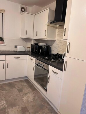 Apartment | Private kitchen | Fridge, microwave, oven, stovetop - Modern Apartment-sleeps6-parking-seft Check in (Glasgow)
