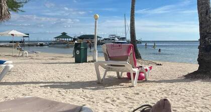 Cozy 1-bedroom condo with AC, WiFi ,pool and ocean view