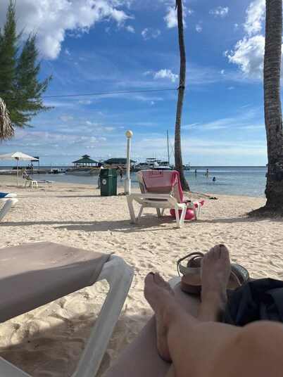 Cozy 1-bedroom condo with AC, WiFi ,pool and ocean view