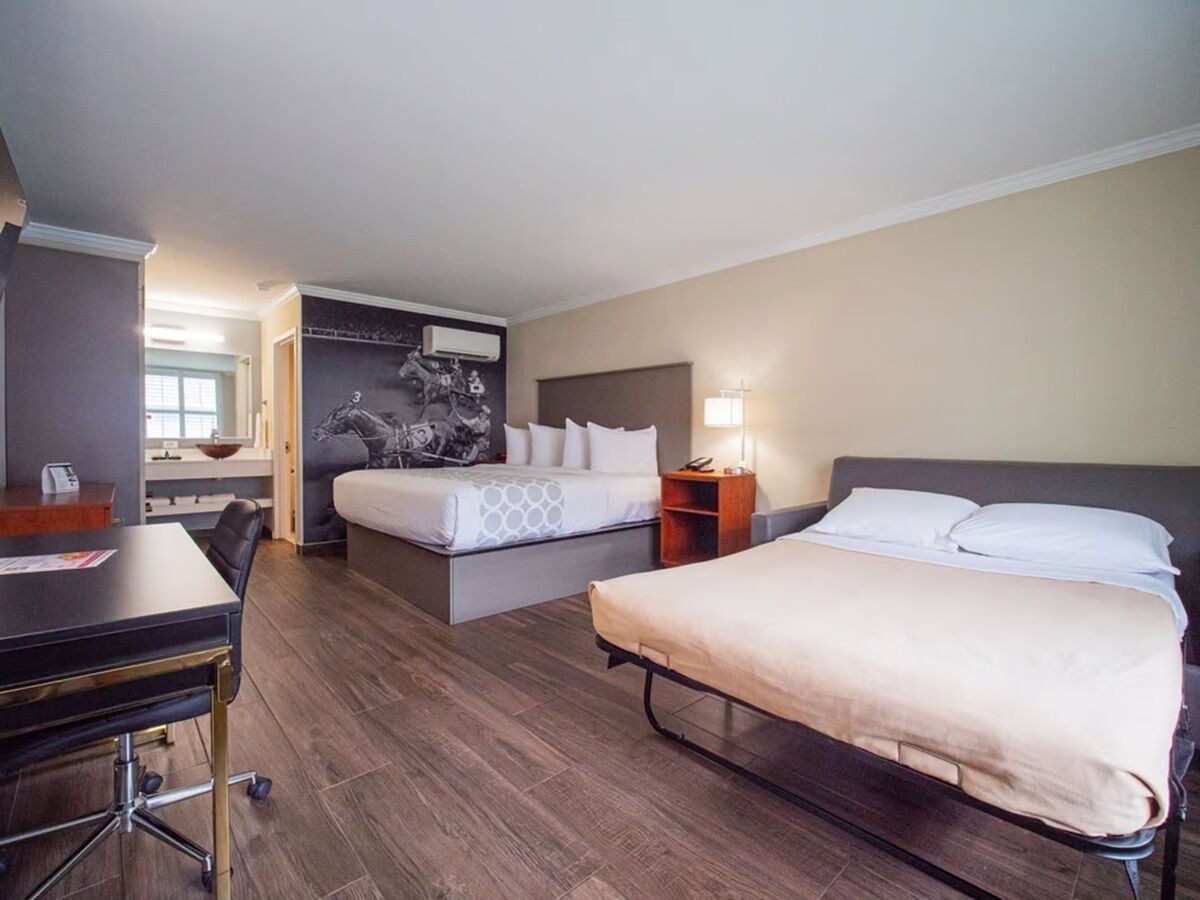 Just What You Were Looking For! Free Breakfast, Onsite Pool, Free Parking - Ocala, FL