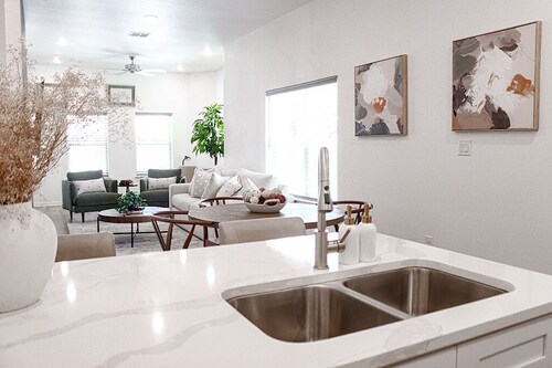 Luxury Condo at AT&T/Cowboy Stadium & Six Flags Texas & Globelife Stadium