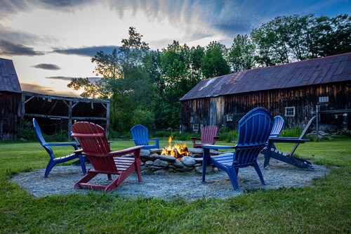 Pet-friendly Farmhouse, near hiking!