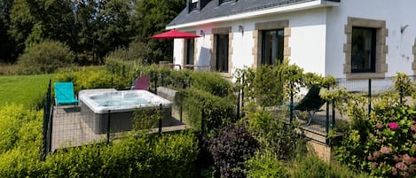 Outdoor spa tub