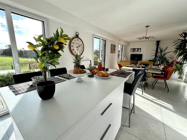 Dining - Villa Ty Jos, sleeps 8, countryside view, Jaccuzi, beaches 5min away, Pets Allowed (Clohars-Carnoët)