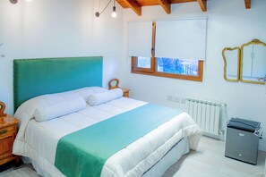 Familieværelse til 3 personer - byudsigt | Pengeskab på værelset, gratis Wi-Fi