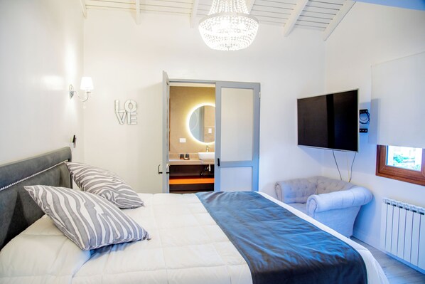 Family Double or Twin Room, City View | In-room safe, free WiFi - Alma LLena Hotel Boutique (Neuquén)