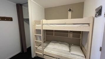WiFi, bed sheets