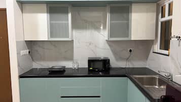 Frigorífic, microones, forn i placa de cuina