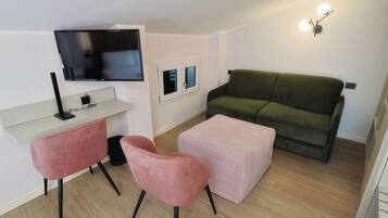 Standard-Vierbettzimmer | Zimmersafe, Schreibtisch, schallisolierte Zimmer, Bügeleisen/Bügelbrett