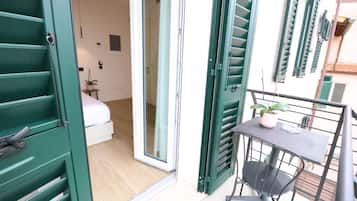 Exklusivt dubbelrum | VÀrdeförvaringsskÄp pÄ rummet, skrivbord och ljudisolering