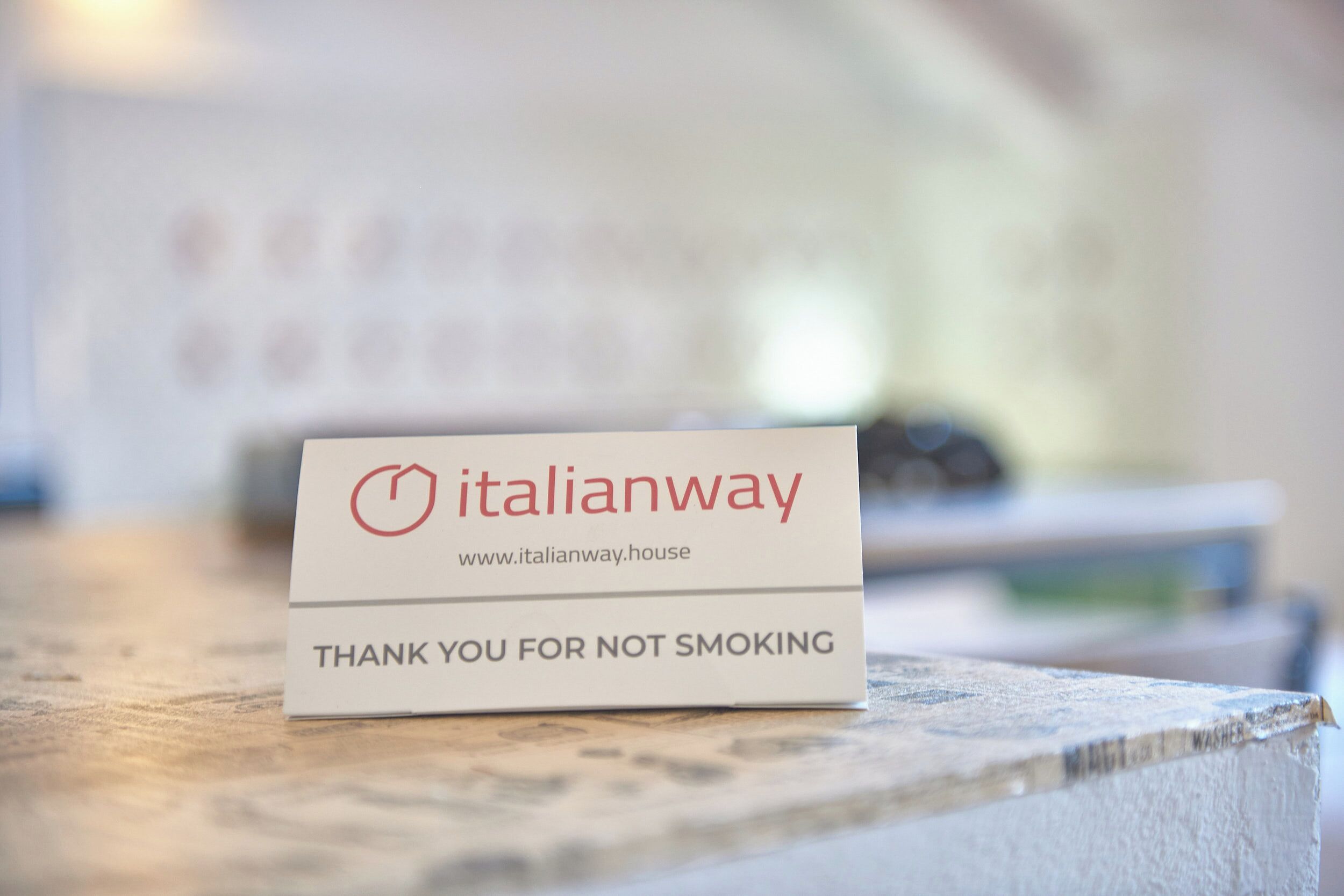 Un cartel con el texto 'Gracias por no fumar' y el logo 'Italianway'.