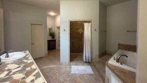 Shower, hair dryer, towels - 3200 sq ft 3K 1Q Wkly Cleaning Included (Abilene)