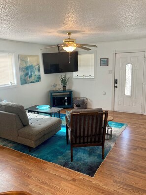 Smart TV, fireplace