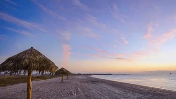 Chaises longues, serviettes de plage