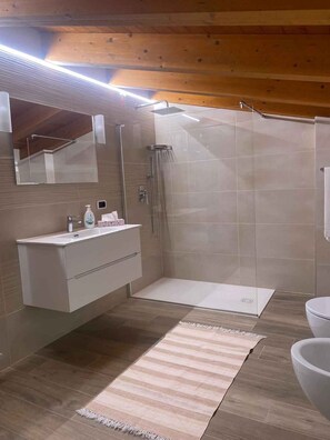 Shower, bidet - Holiday apartment with air conditioning and Internet (Limone sul Garda)