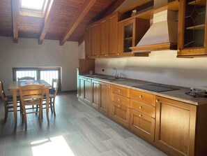 Fridge, stovetop, dishwasher, coffee/tea maker