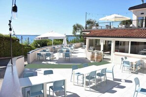 Outdoor dining - Mobile home with air conditioning, internet and terrace (Padenghe sul Garda)