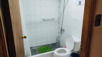 Familiehytte - strandudsigt | Badeværelse | Bruser